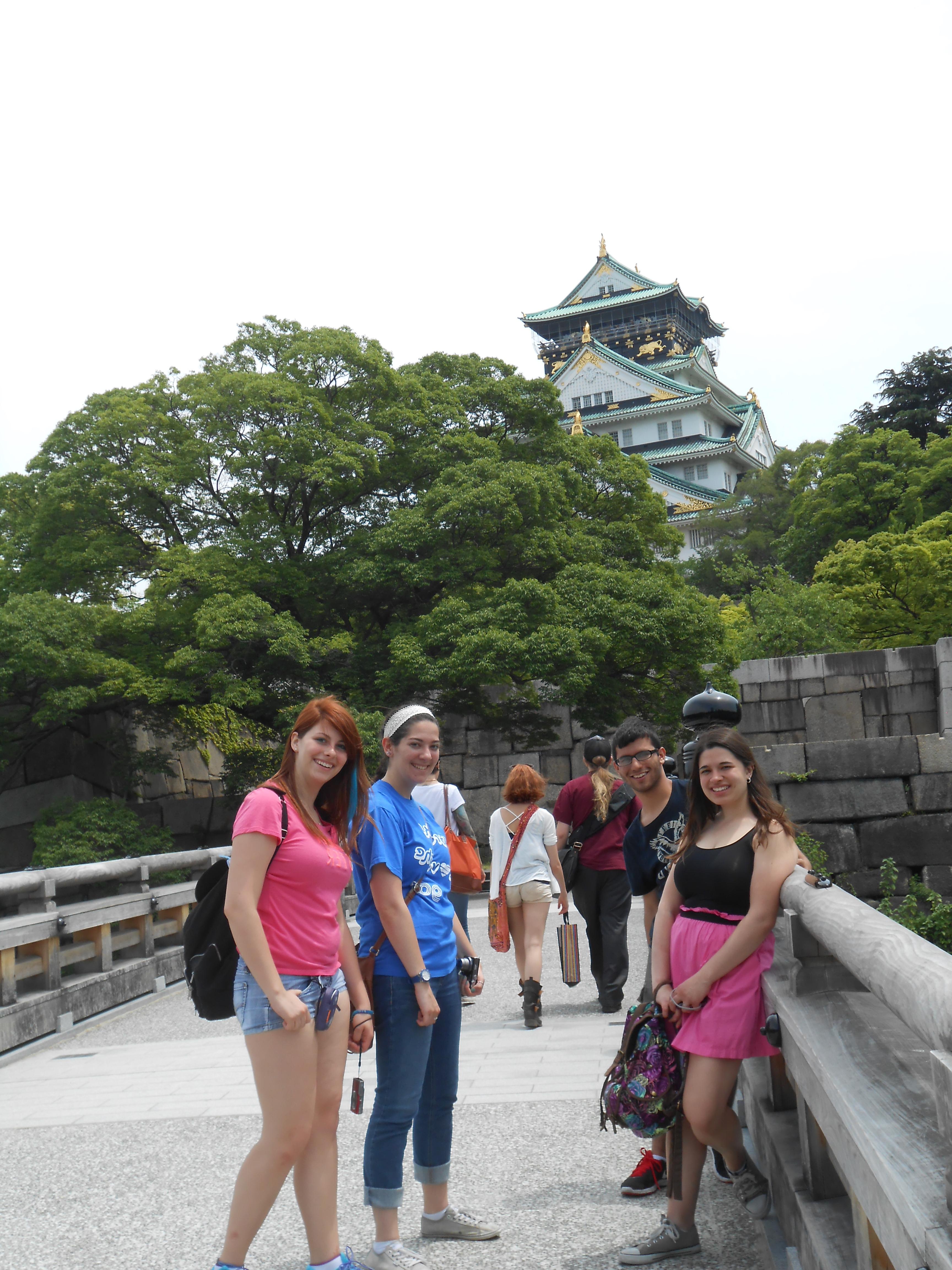 学生们在日本城堡前的桥上