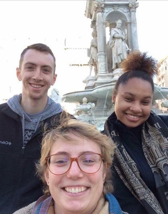 法国里昂，三名学生站在雕像前