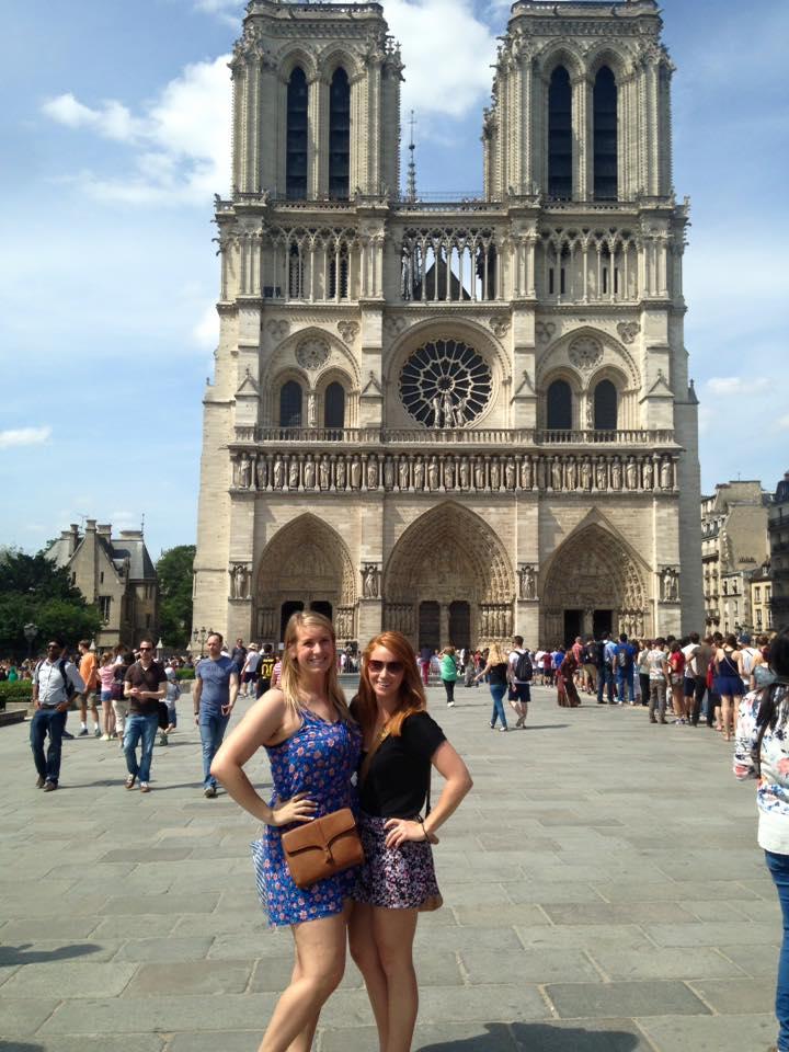 两个学生在巴黎圣母院前