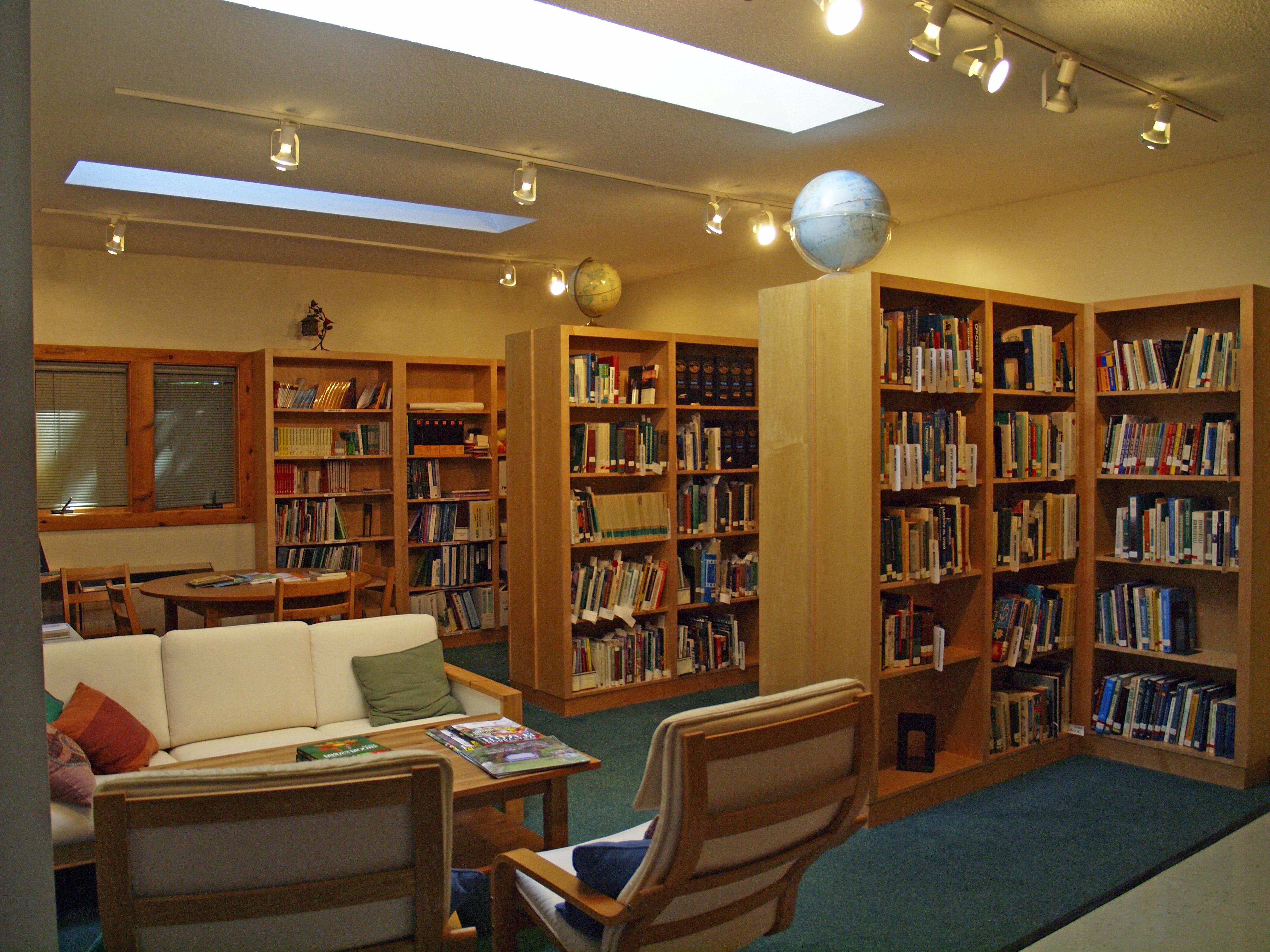 一个有书架和沙发的学习空间位于自然中心